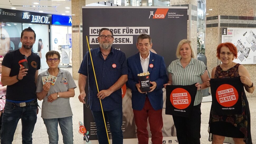 Gruppenbild Mitarbeitende DGB Emscher-Lippe bei Aktion im Marler Stern.