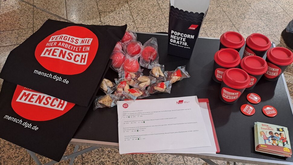 Aktionstisch mit Give Aways der Initiative