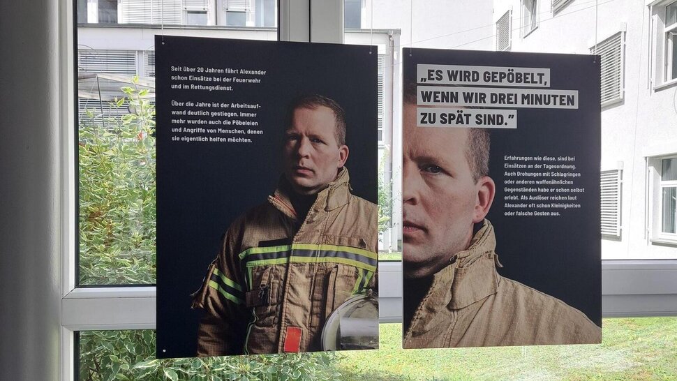 Bild zeigt zwei Poster der Ausstellung