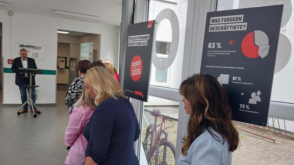 Bild zeigt eine Gruppe von Menschen bei einer Ausstellung