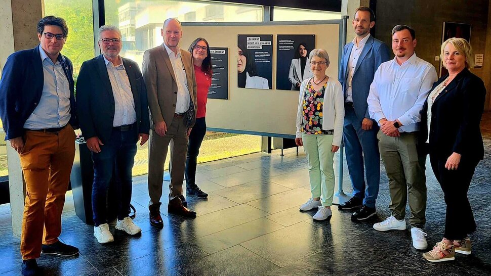 Gruppenbild mit Plakaten
