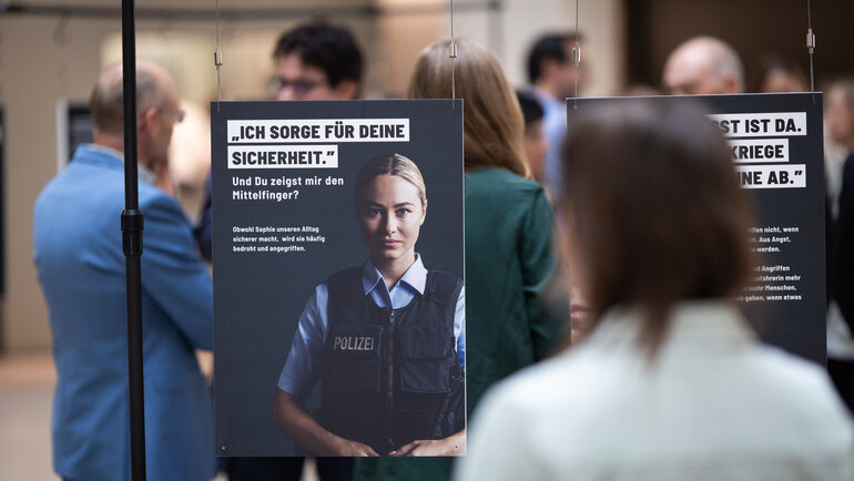 Blick in die Ausstellung mit Besucher*innen