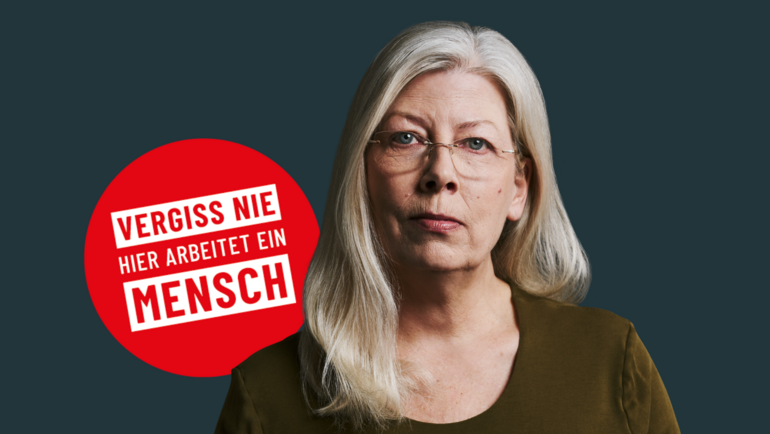 Berliner Lehrerin Angelika und Logo der Initiative "Vergiss nie, hier arbeitet ein Mensch"