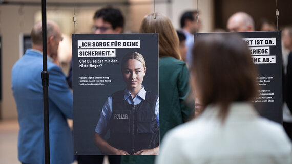 Blick in die Ausstellung mit Besucher*innen