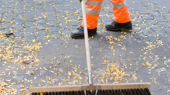 Mitarbeitende der Berliner Stadtreinigung säubern die Straße.
