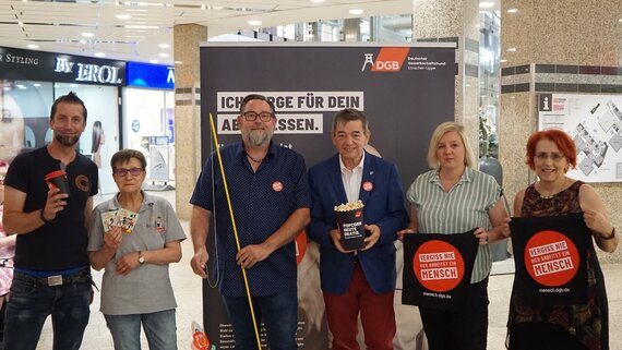 Gruppenbild Mitarbeitende DGB Emscher-Lippe bei Aktion im Marler Stern.