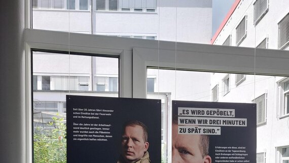 Bild zeigt zwei Poster der Ausstellung