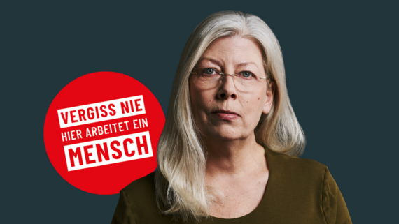 Berliner Lehrerin Angelika und Logo der Initiative "Vergiss nie, hier arbeitet ein Mensch"