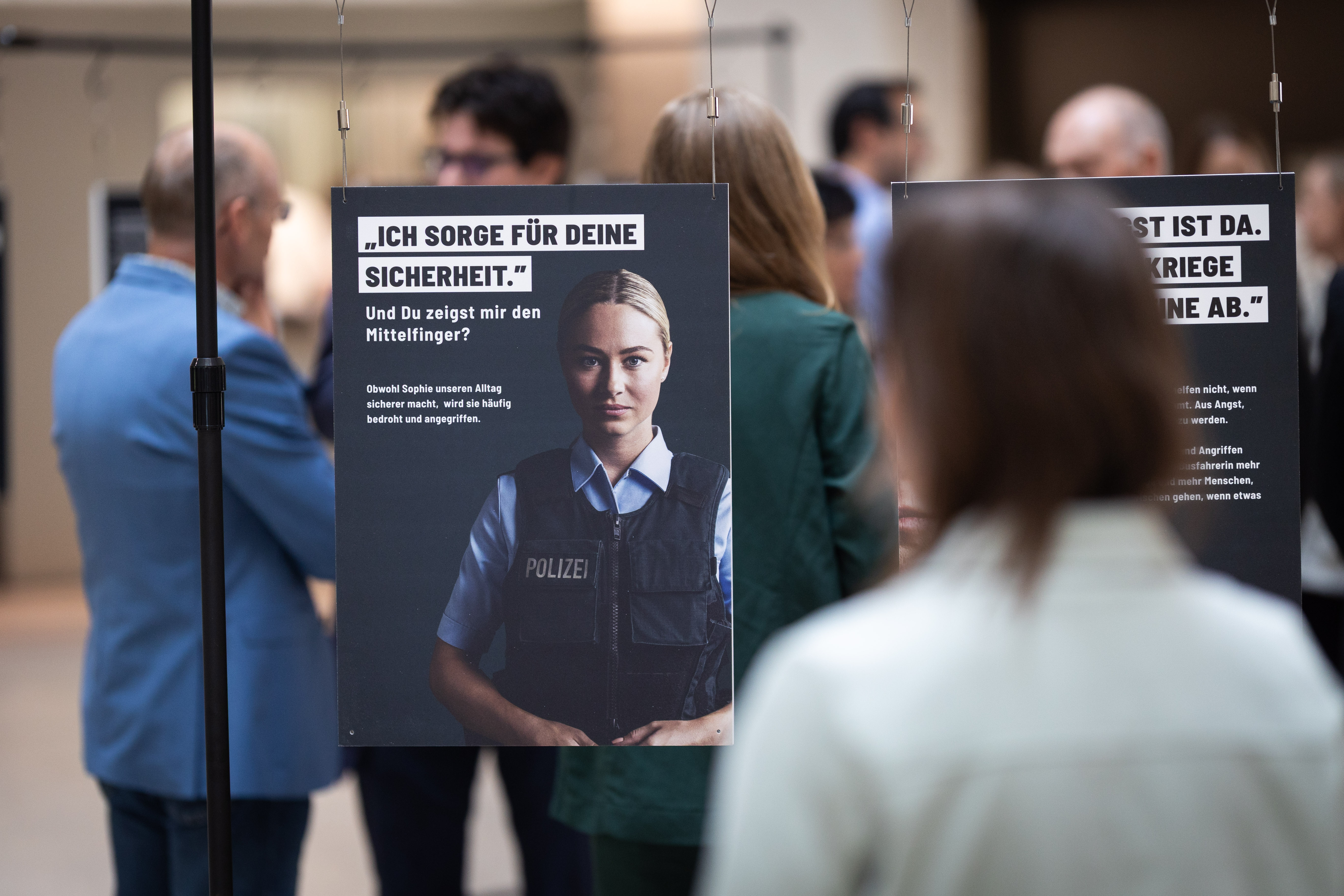 Einladung zum Austausch bei Ausstellung in Neustrelitz – Vergiss nie, hier arbeitet ein Mensch!